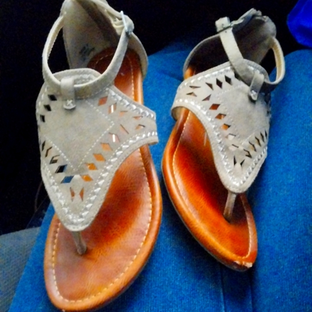 Size 7 report sandals
